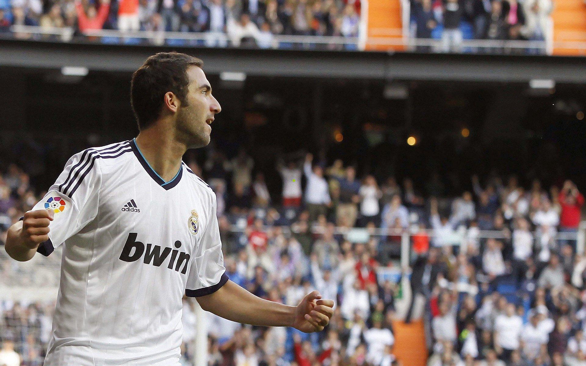 温情暖绿茵！李铁邀患病老球迷现场观赛 国足签名球衣传递特别祝福