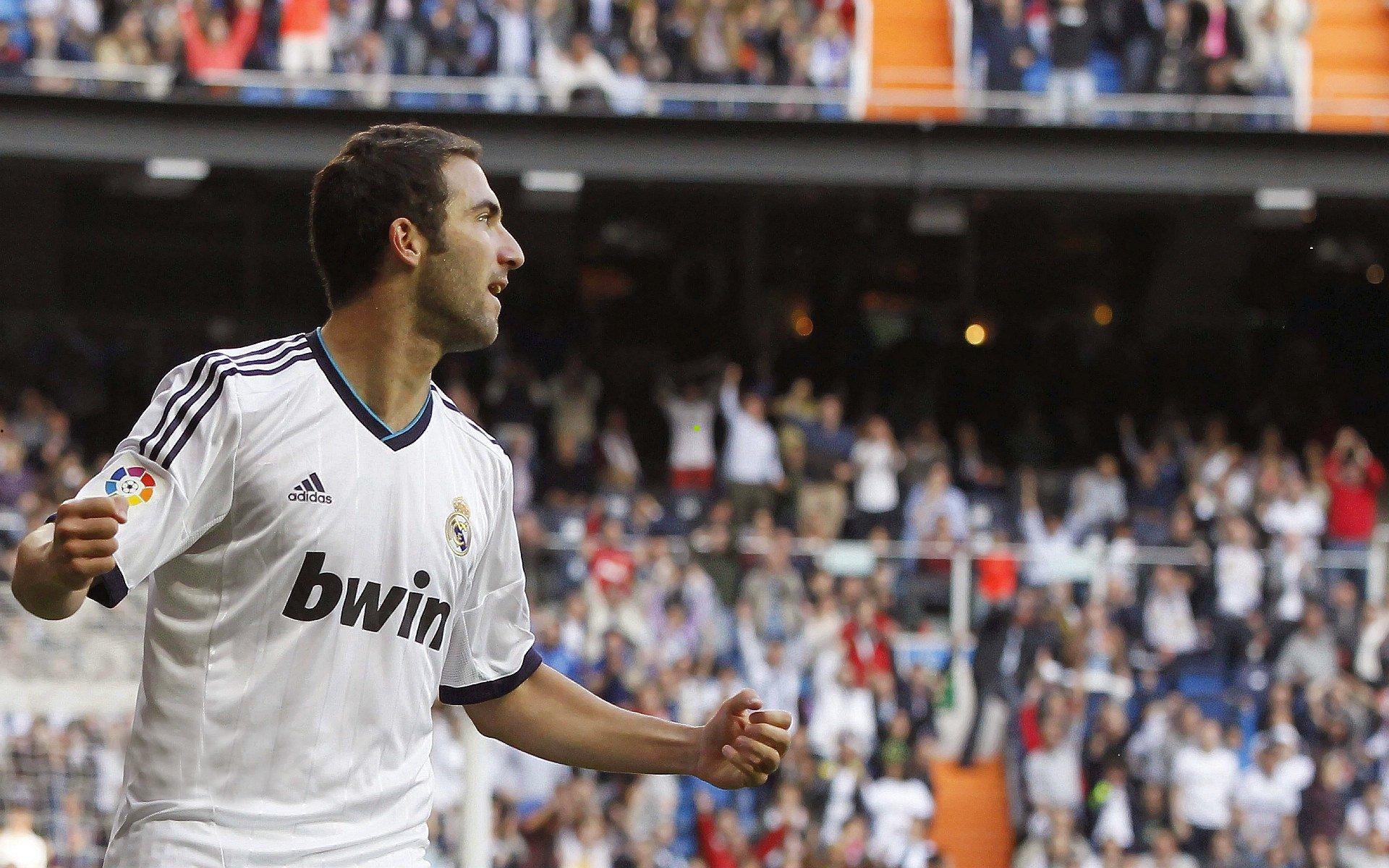 詹姆斯赛前戏弄戴维斯乐趣多 与克里斯蒂击掌鼓励 同弗拉格拥抱显温情